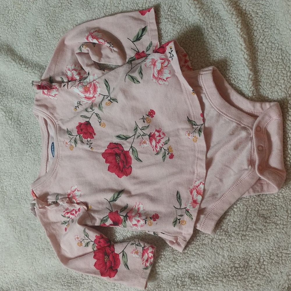 2/$20 Old Navy Baby Girl Onesie / Shirt Floral Size 6-12 Months